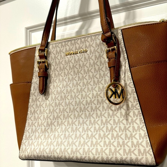 Michael Kors NWT Vanilla Charlotte Large Logo and Leather Top-Zip Tote Bag - Picture 1 of 7